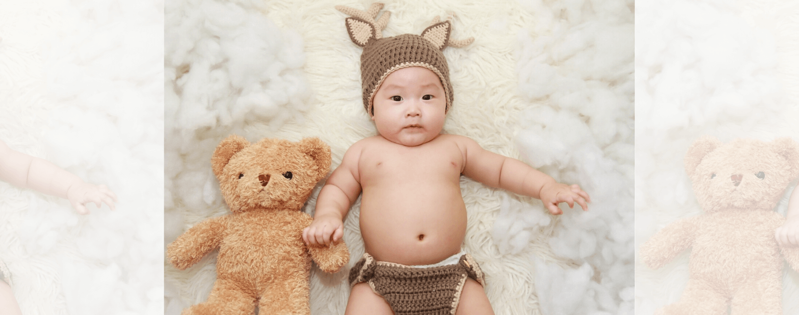 Bébé Adorable avec sa Peluche Adaptée à son Âge