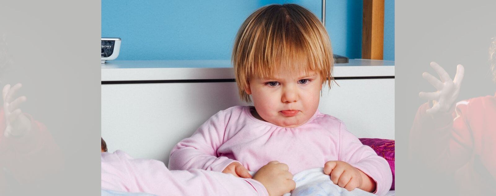 Bébé Énervé et Fatigué qui Manque de Sommeil