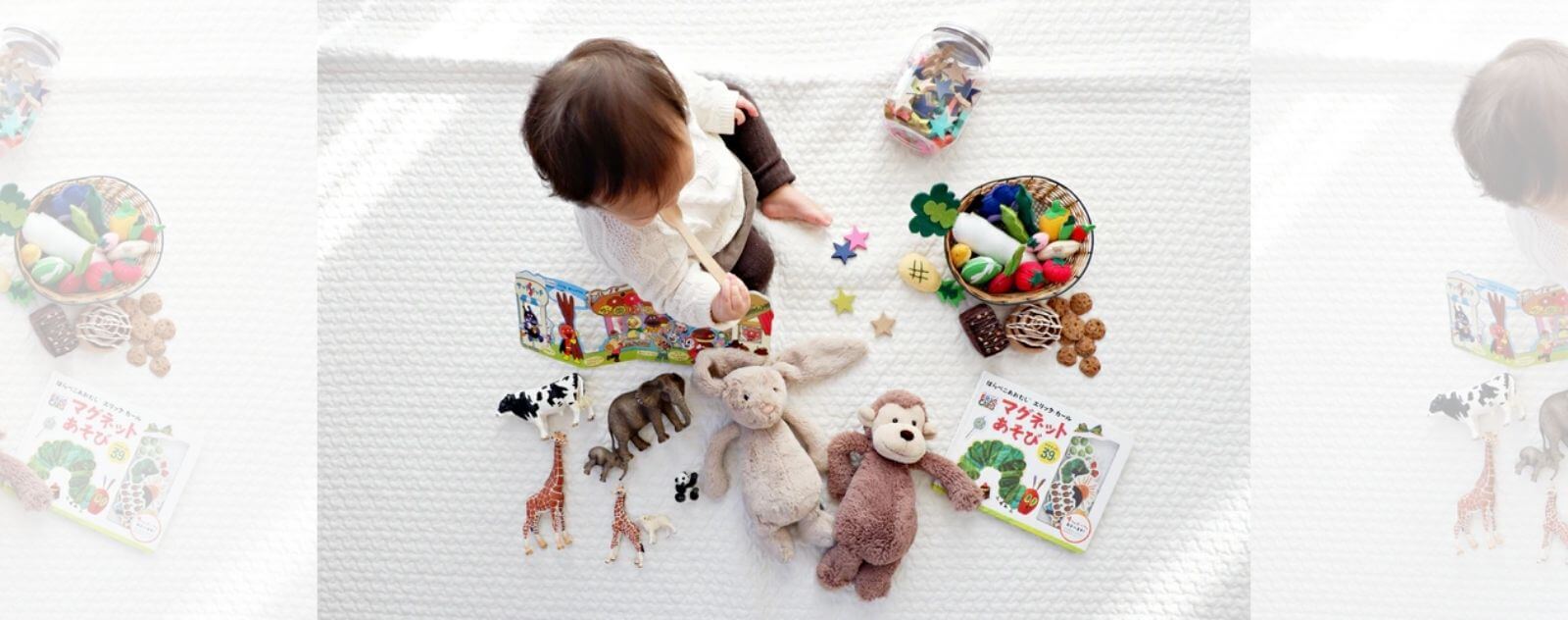 Bébé qui Joue sur un Sol Blanc avec des Jouets qu'il Range