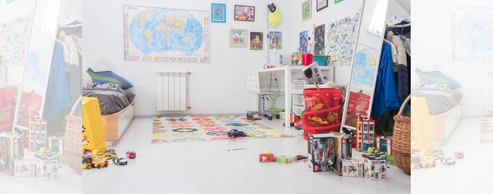 Dormitorio con Lego en el suelo para ordenar mientras te diviertes