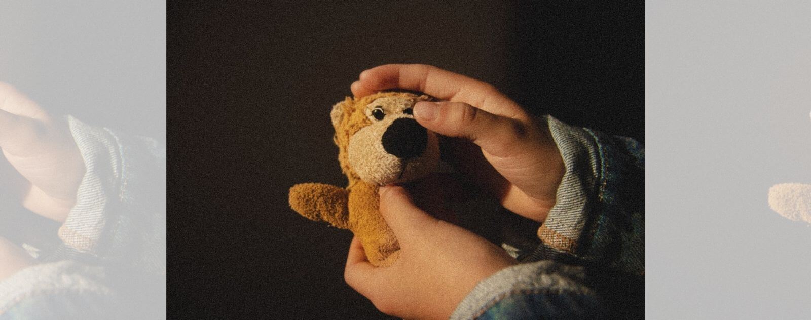 Enfant qui Câline sa Peluche dans les Moments Difficiles