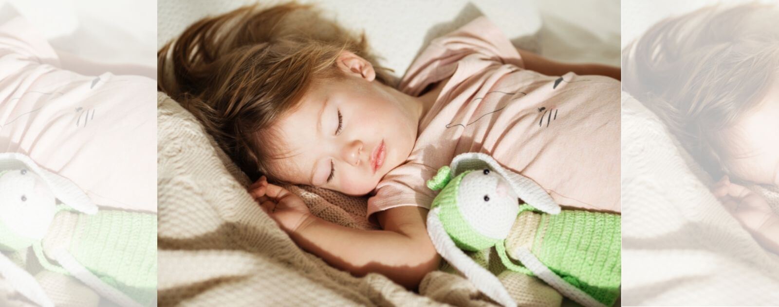 Enfant qui Dort Paisiblement avec une Peluche