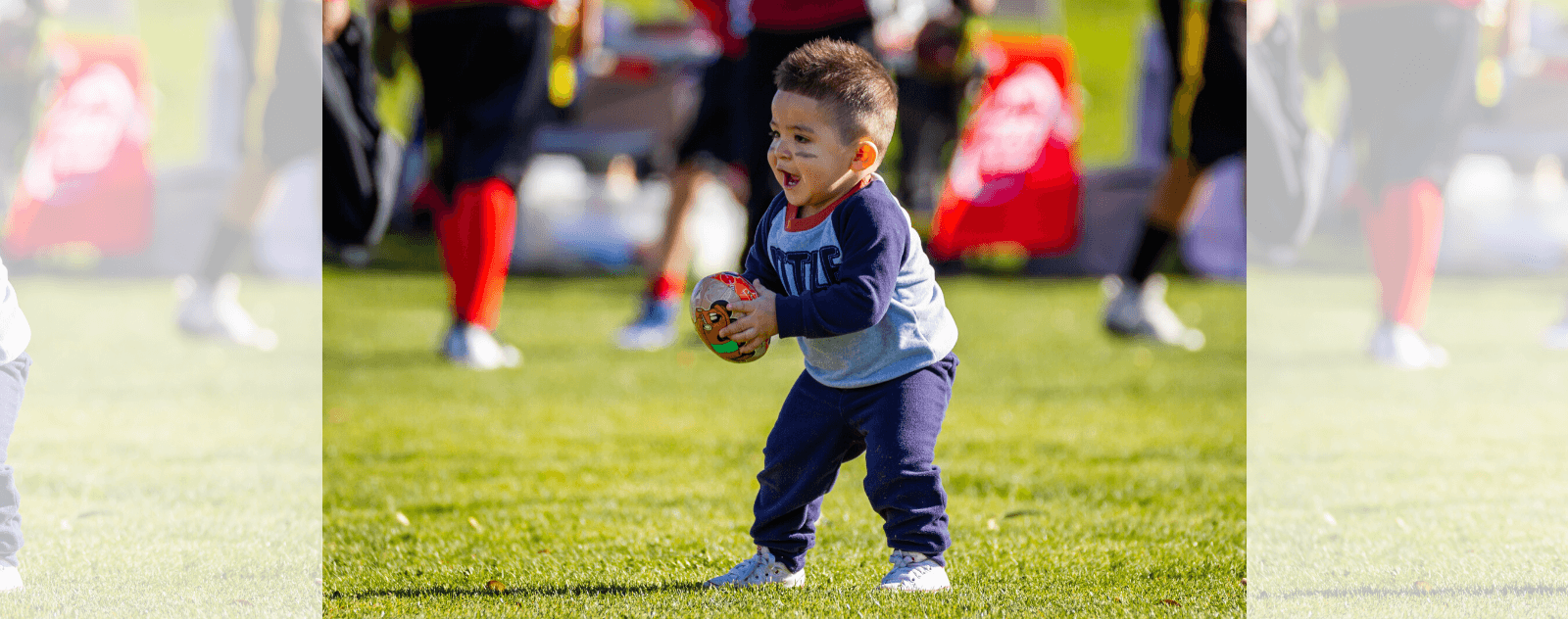 Niño jugando con una pelota