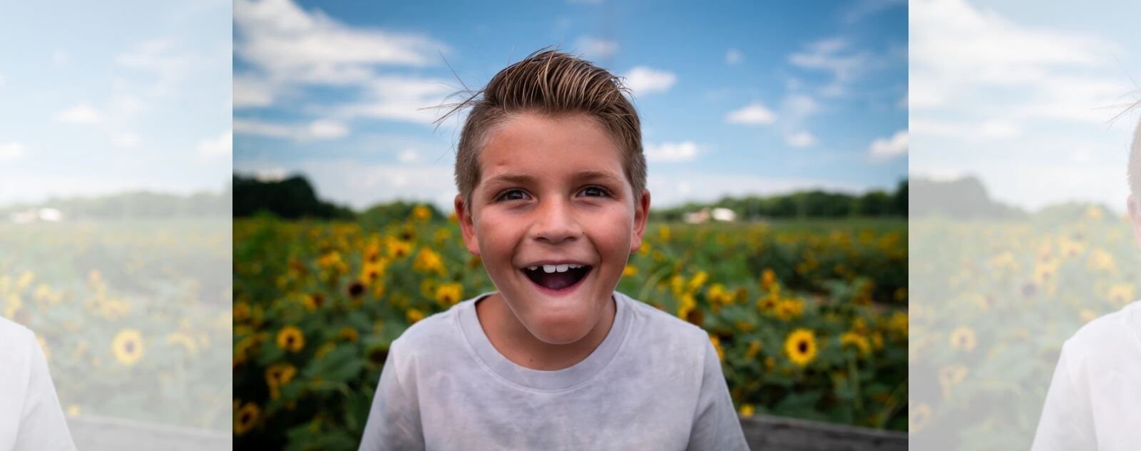 Niño que sonríe afuera en un campo de girasoles y va a limpiar su habitación