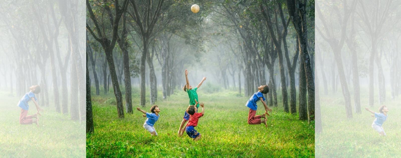 Enfants Sociables qui Jouent Dehors au Ballon et qui Sautent en l'Air