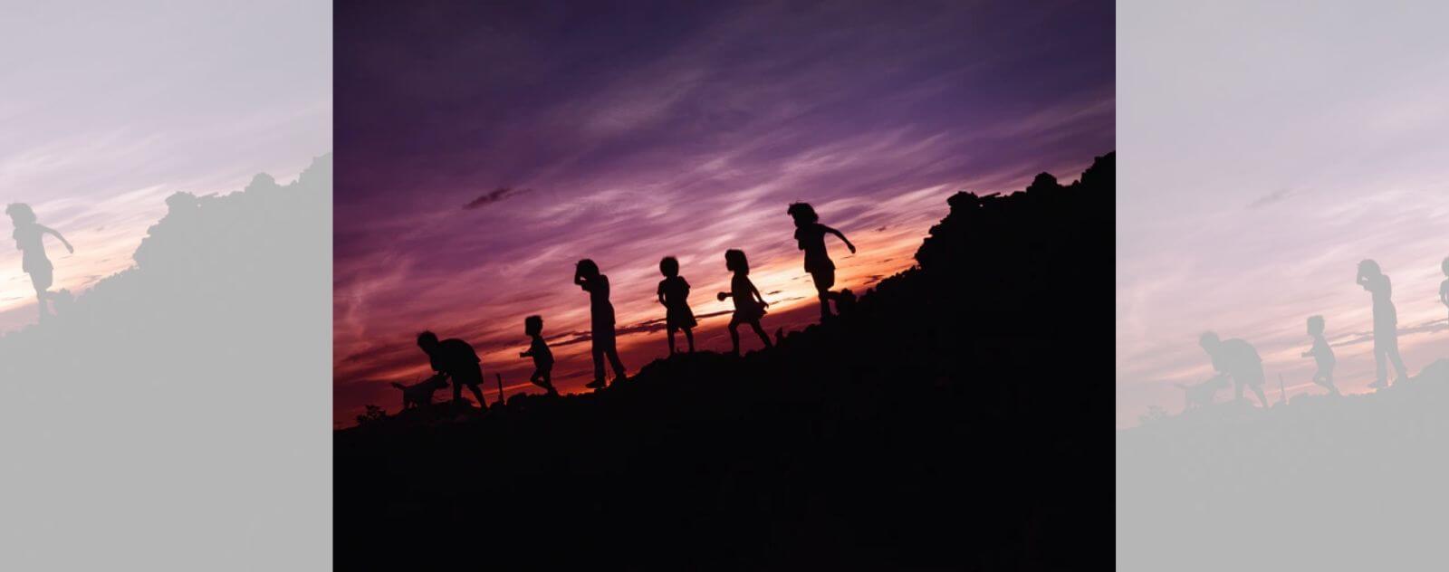 Enfants qui Jouent Dehors Pendant un Coucher de Soleil