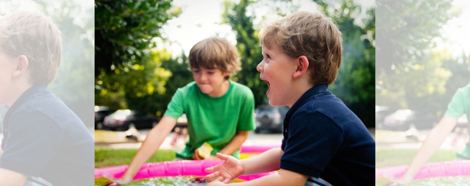 Enfants qui Sourient et qui sont Heureux après avoir Joué avec des Animaux en Peluche