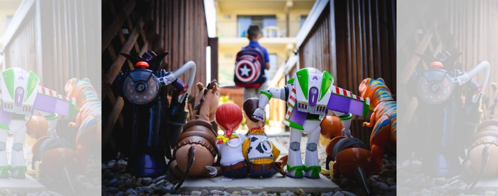 Los juguetes de Toy Story guardados en su casa, en su lugar, quien mira a un niño en su habitación en su escritorio