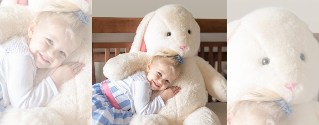 Niña abrazando a su osito de peluche gigante