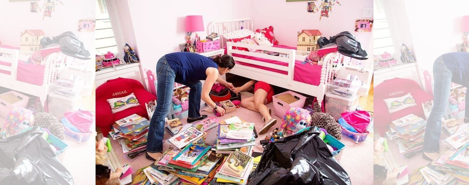 Padre ordenando la habitación rosa de su hija con su hijo y divirtiéndose
