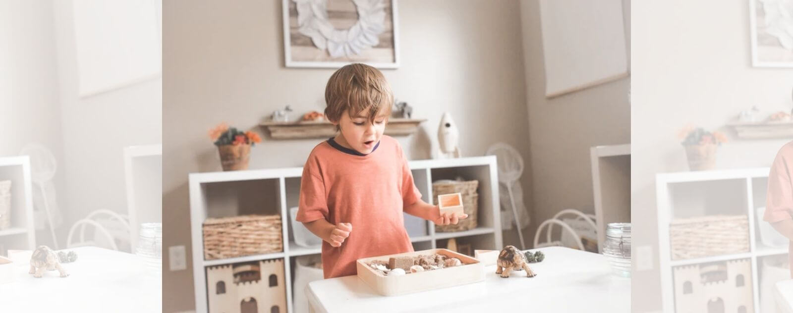 Niño jugando con animales y peluches en su habitación