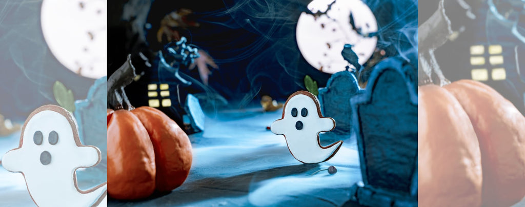 Cimetière décoré pour halloween avec des fantômes