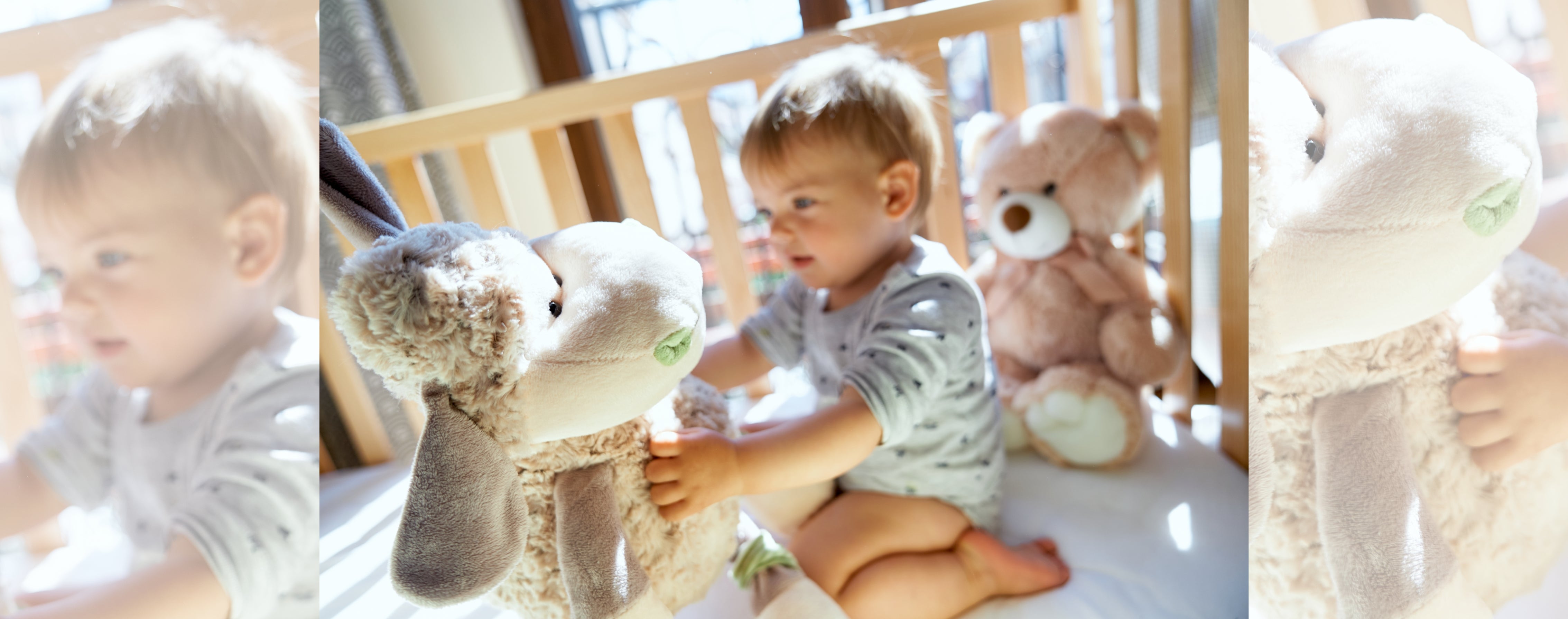 Enfant souriant à son animal en peluche | Peluche Kingdom