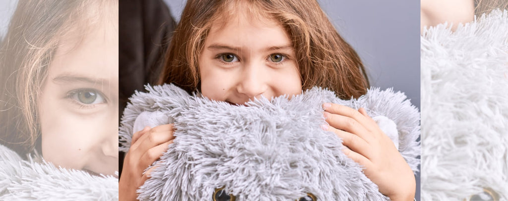 petite fille et son nounours géant