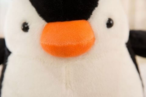 Acabados de felpa de pingüino negro, blanco y naranja | peluche del reino