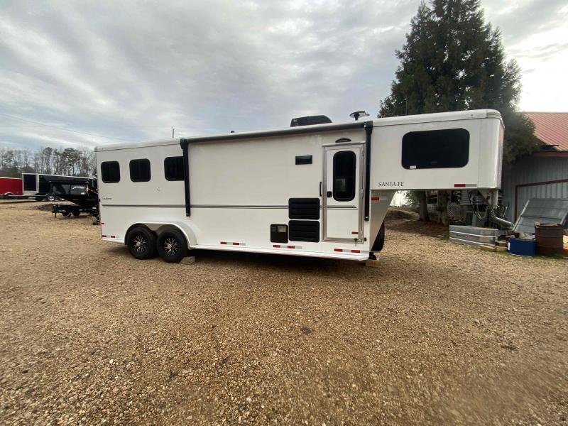 Sundowner 3-horse living quarters trailer