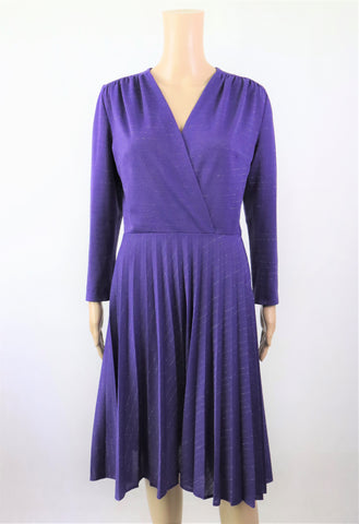 Kati violetti kimalteleva mekko