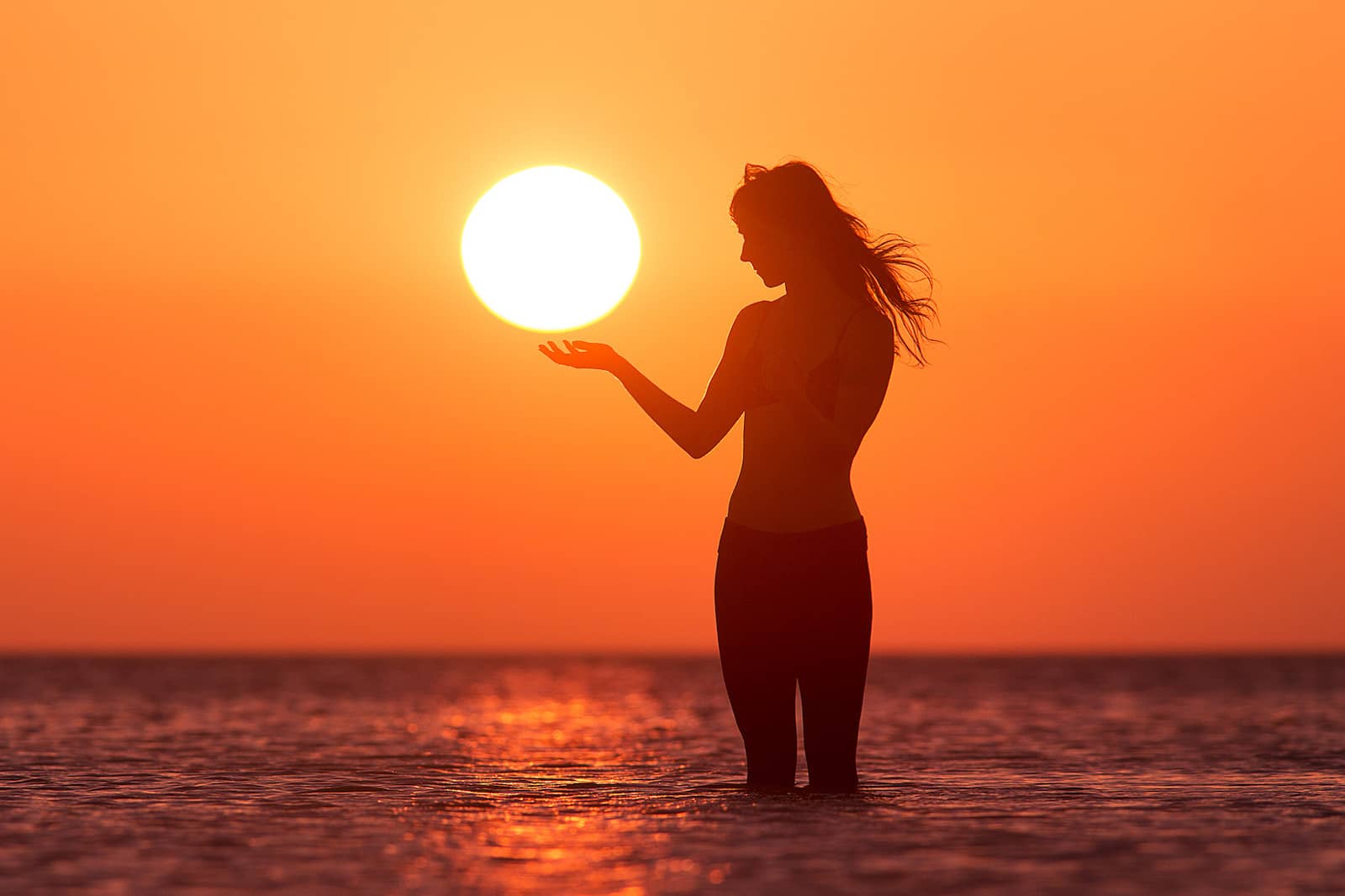 Best Forced Perspective Photography Examples for Photographers — Holding Sun — Sunny 16