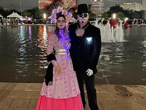 A couple dress in costume for Dia de los muertos parade in Downtown Dallas 2022.