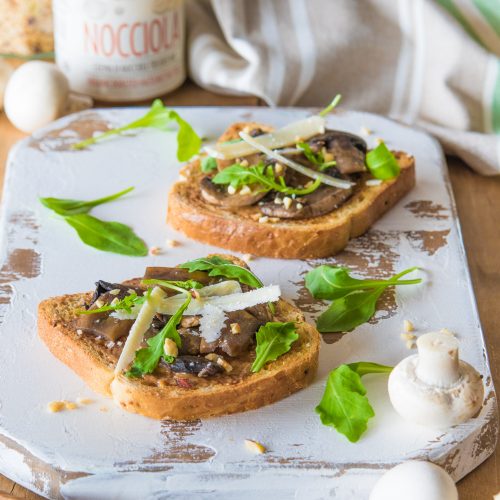 Crostini con funghi, Nocciola Damiano e parmigiano