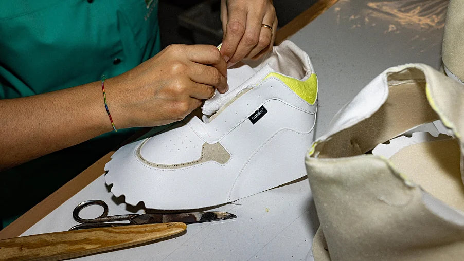 Artisan fabriquant une chaussure à partir déchets plastiques