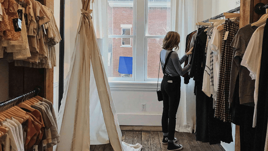 Femme dans une boutique de mode éthique