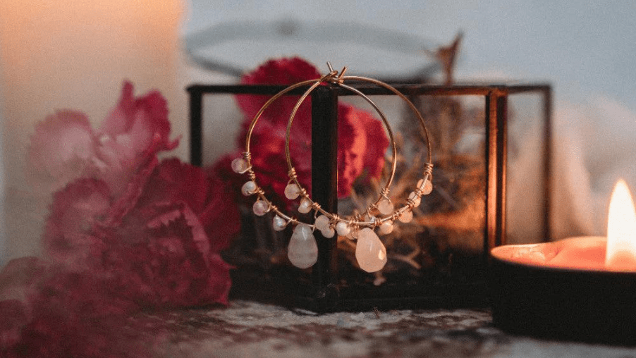 Bijoux faits main : boucles d'oreille en quartz rose self-love