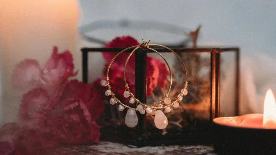 Créoles dorées avec perles de nacre et quartz rose