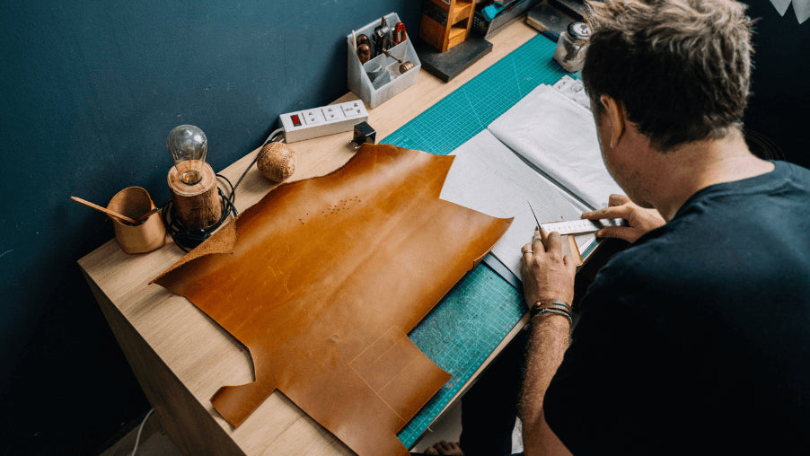 Artisan travaillant le cuir dans son atelier