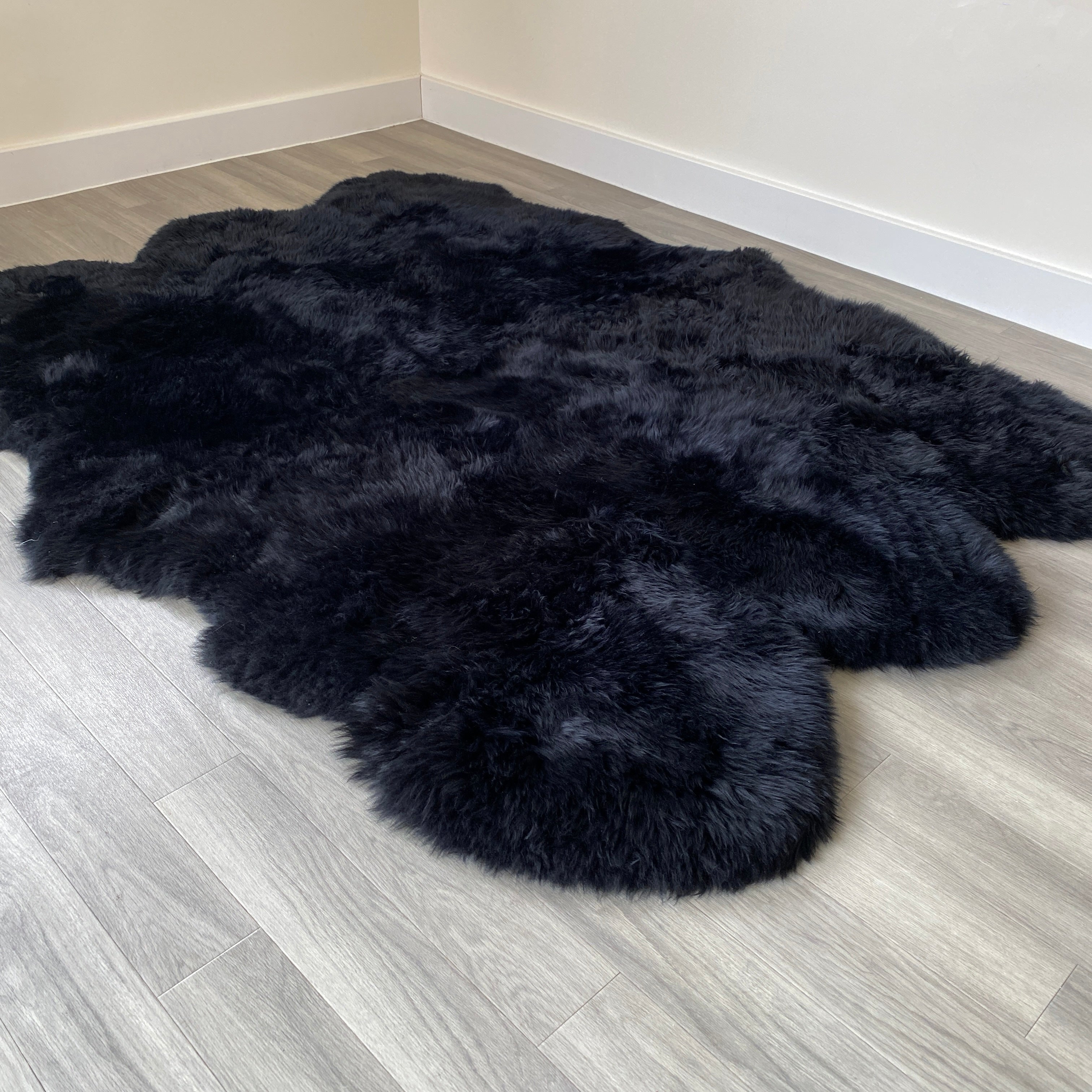 An image of Black Sheepskin Rug (Sexto)