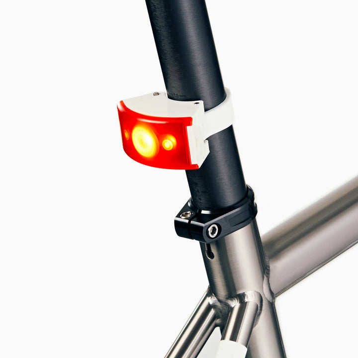 Curve rear bicycle light in perspective #color_white