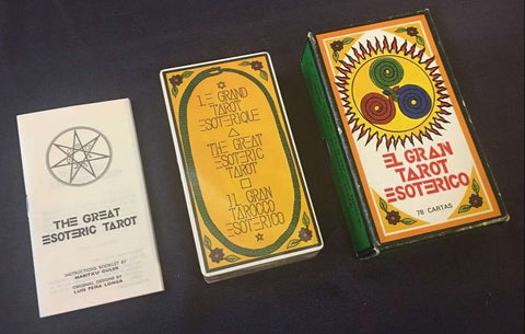 El Tarot Grand Esoterico box, little white book and stack of cards