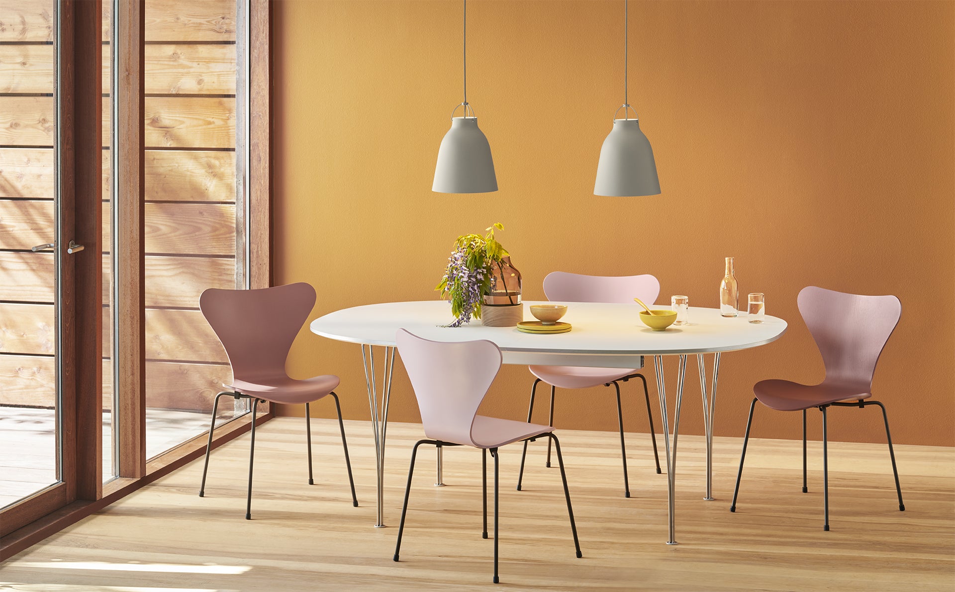 B619 Super-elliptical extendable table by Fritz Hansen