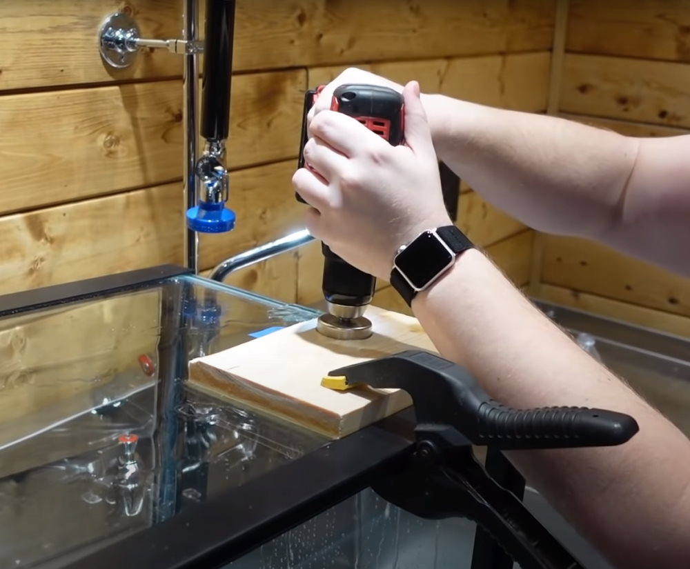 4 Drill the glass aquarium