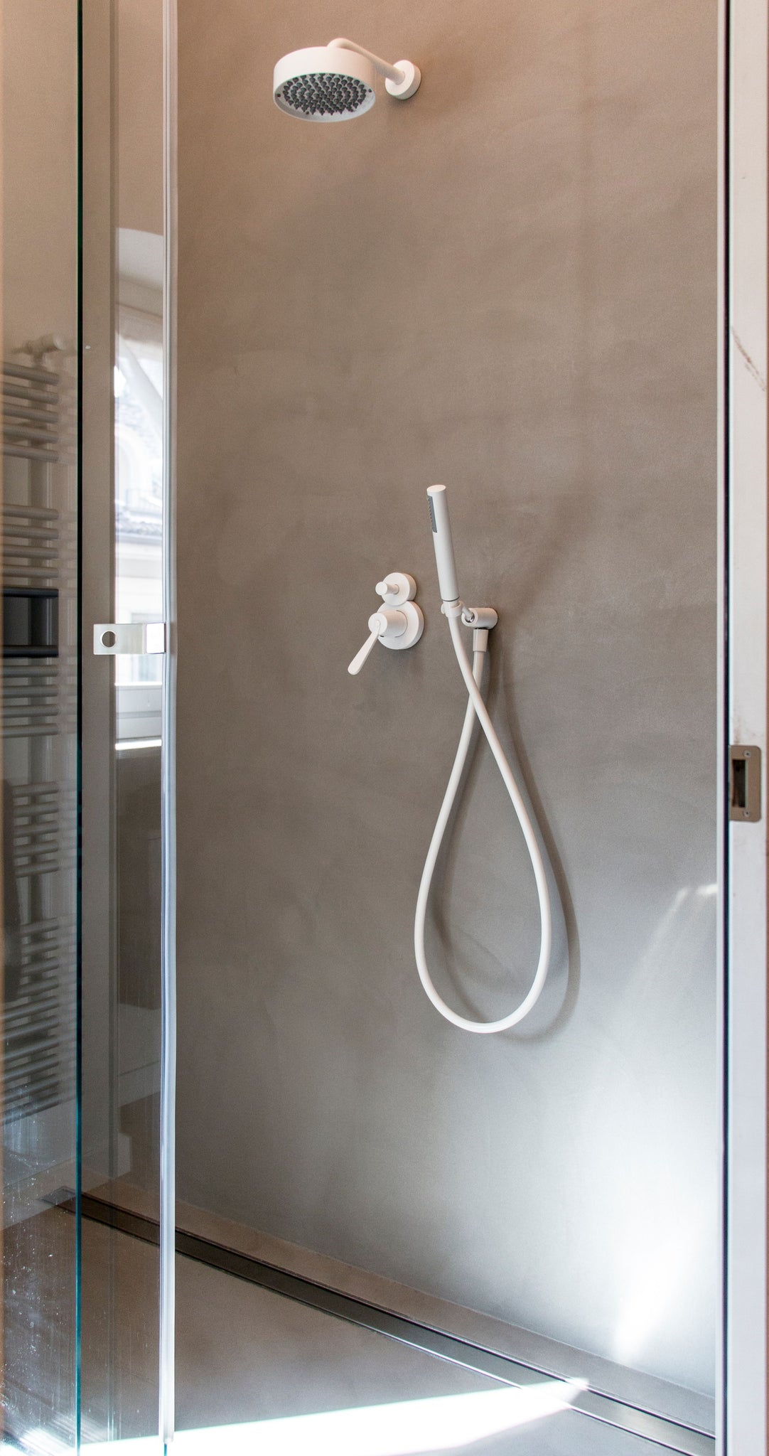 Elegant shower covered with waterproof coating: Gesso di Torino by Ressource.