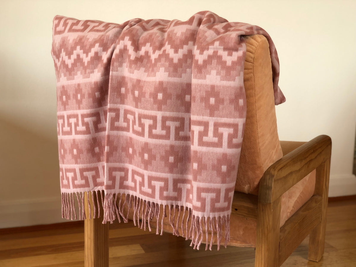 Puno Alpaca Throw el hummingbird