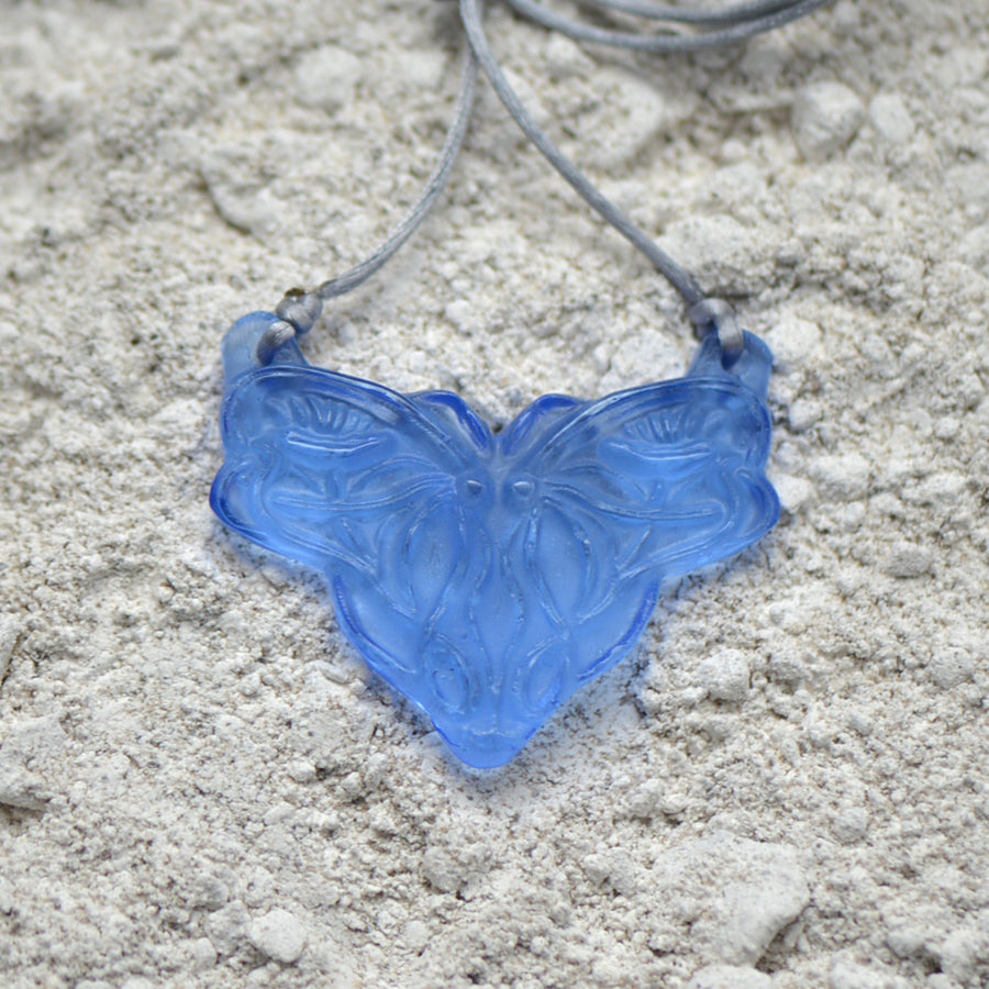 Pendentif Bleu en Pâte de Verre, cordon satin nylon ajustable avec 2 perles de culture