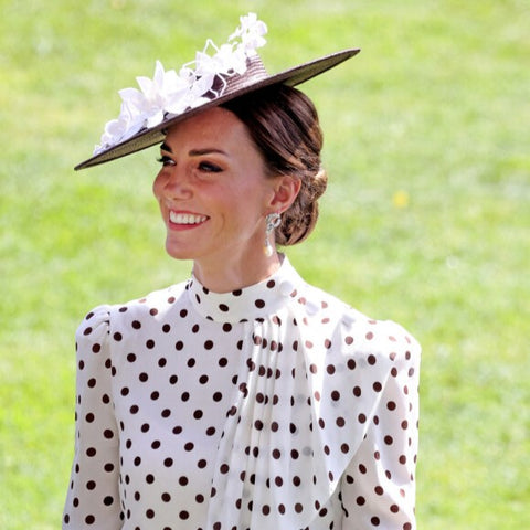 Kate Middleton portant une robe blanche à pois noir