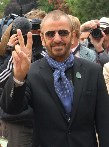 Le célèbre batteur des Beatles Ringo Starr portant un foulard homme en tour de cou