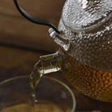 Théière en verre  Japonaise qui verse du thé