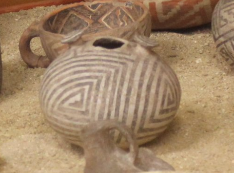 Anasazi Pot with triangular pattern