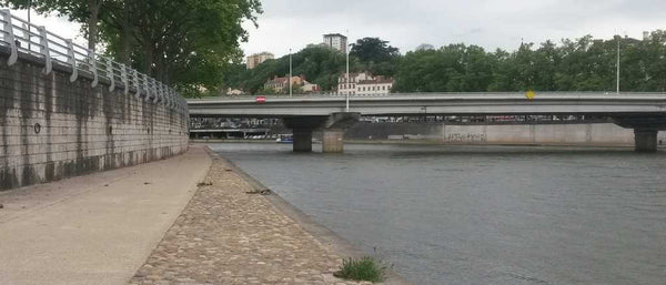 structure verticale sur les quais