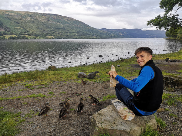 Louis avec les canards sur le Loch Earn