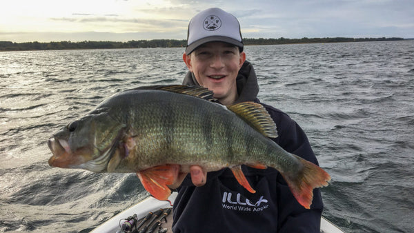 Theo avec une grosse perche de lac