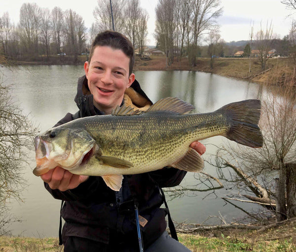 Théo avec un gros black bass en hiver