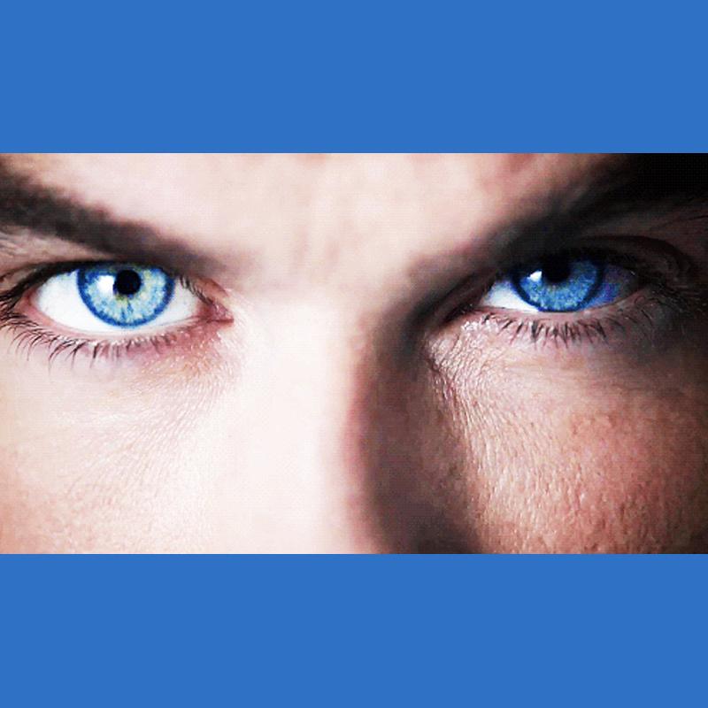 Другой голубой. Деймон Сальваторе голубые глаза. Деймон Сальваторе глаза. Глаза дейманасальваторе. Голубой глаз Дэймона.