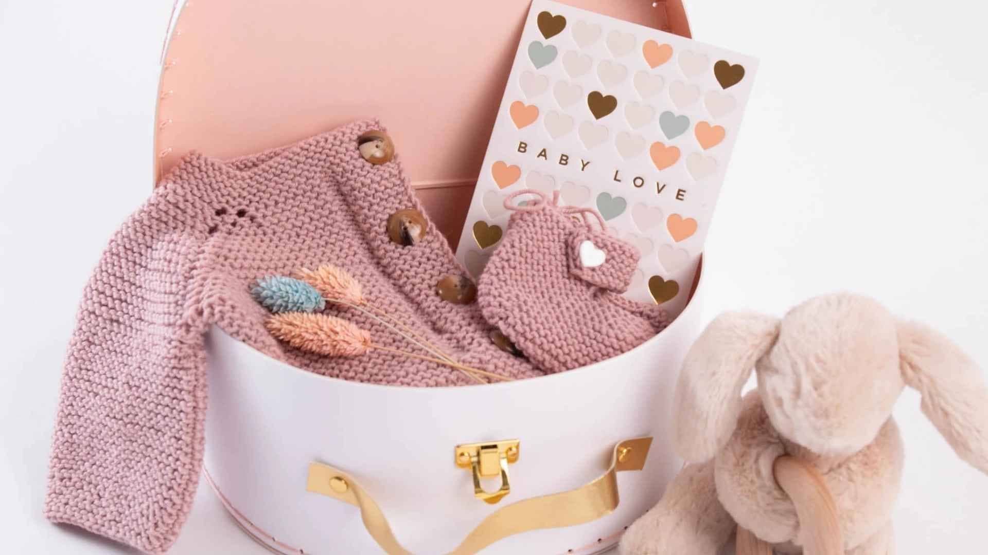 Eine Beispiel Geschenkbox zur Geburt für das Baby - Nachhaltige Babykleidung als Geschenk im DE BAMBINI Munich Online Shop