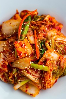 imagem de um prato de kimchi para ilustrar conteudo sobre alimentos fermentados