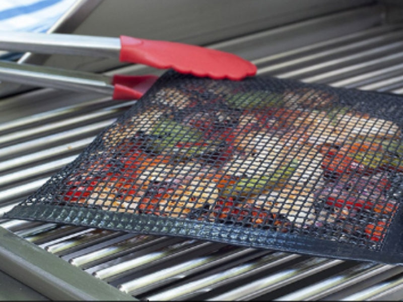 sac barbecue pour cuisson retiré de la grille à la pince en silicone