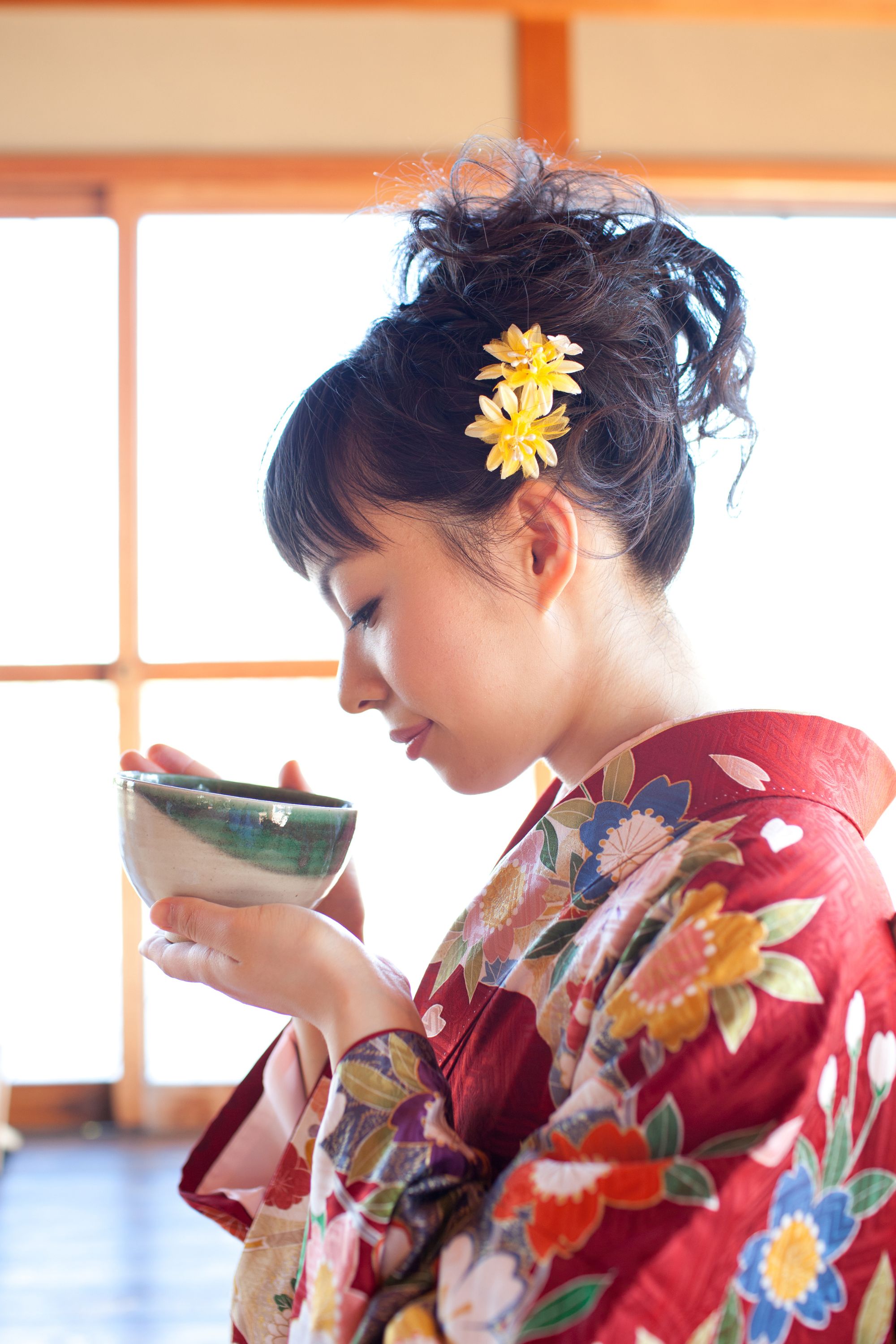 Japonaise en habit traditionnel en train de boire